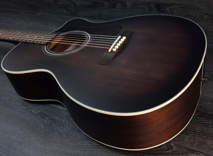 Guitare modèle orchestre Guild OM-240-CE, table en épicéa massif, dos en acajou, éclat de charbon de bois antique