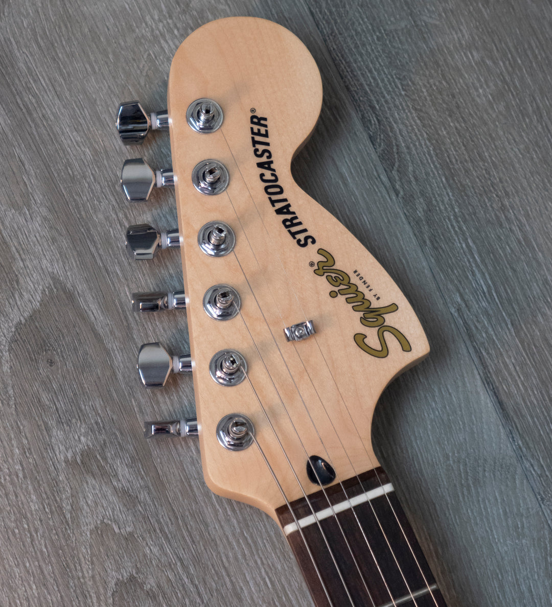 Squier Affinity Series Stratocaster, Laurel Fingerboard, White Pickguard, 3-colour Sunburst