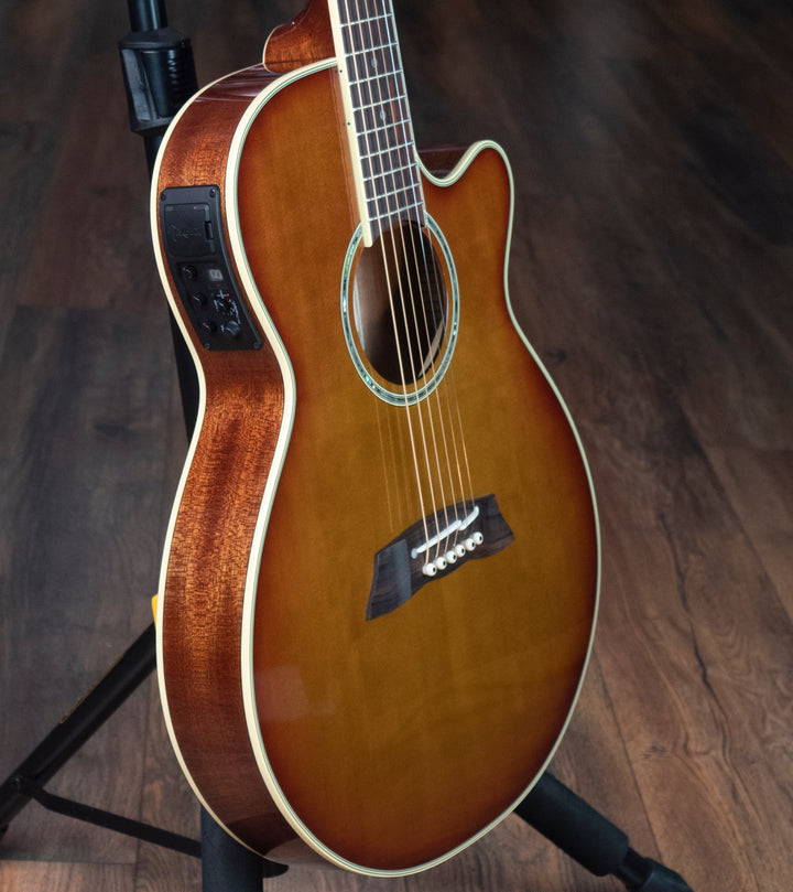 Takamine TSP138CTBS Thinline FX, table en épicéa massif, dos en sapelli, Tea Burst