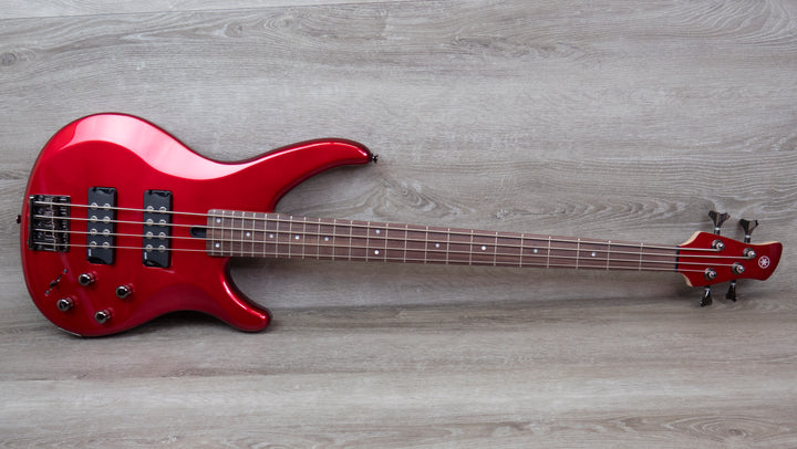 Bajo eléctrico de 4 cuerdas Yamaha TRBX304, color rojo manzana caramelo