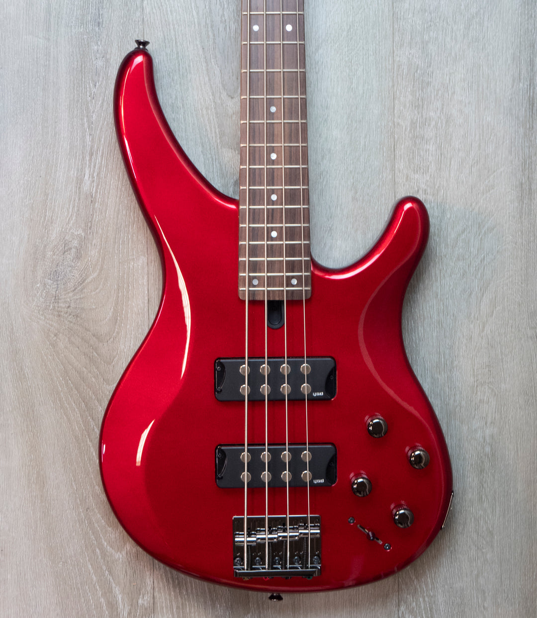 Bajo eléctrico de 4 cuerdas Yamaha TRBX304, color rojo manzana caramelo