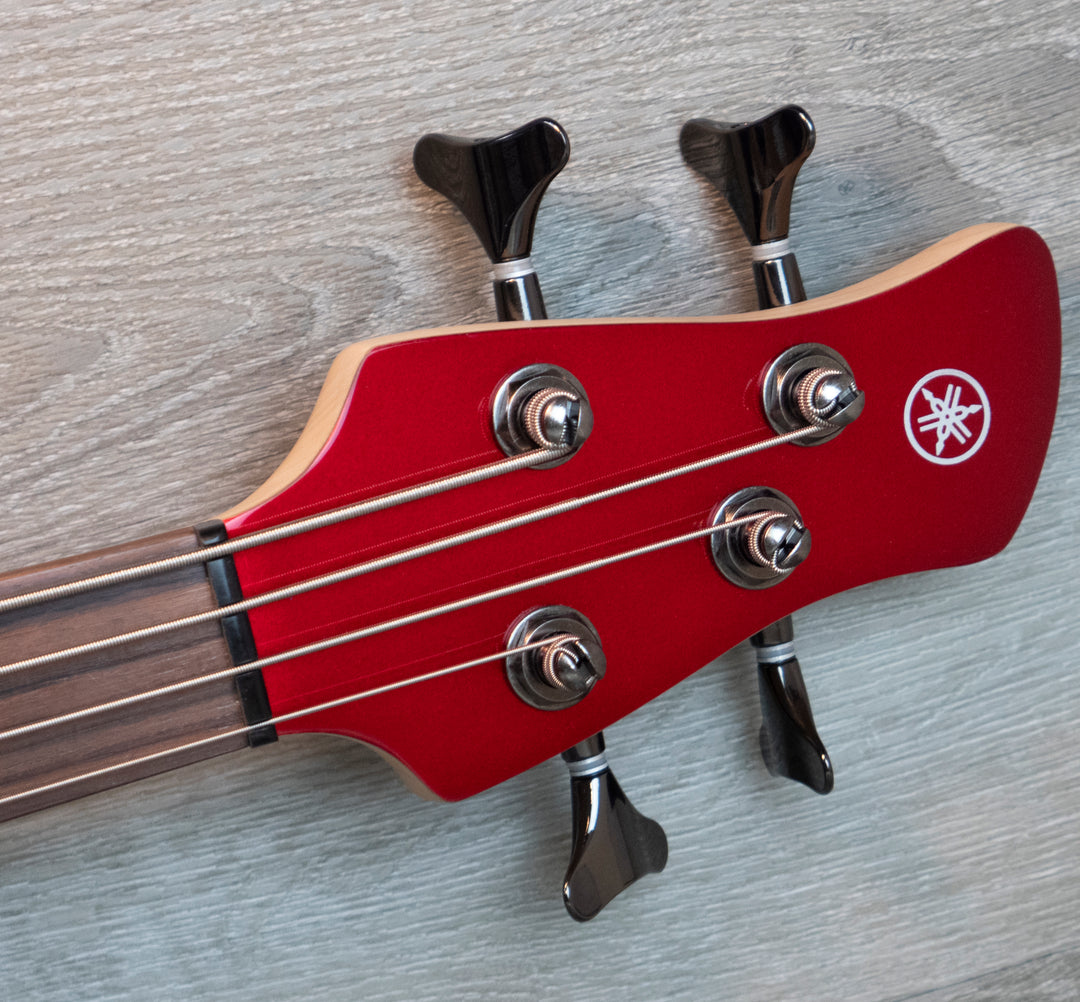 Bajo eléctrico de 4 cuerdas Yamaha TRBX304, color rojo manzana caramelo