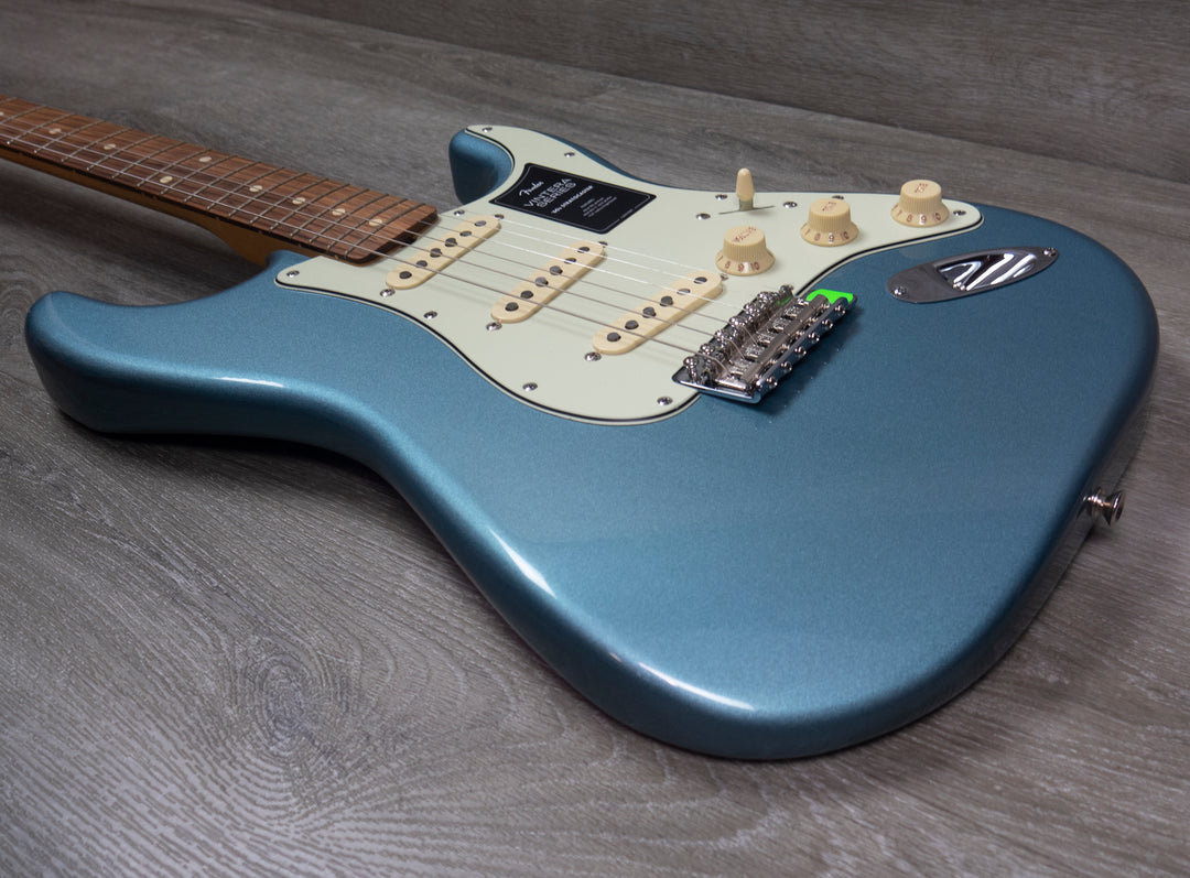 Fender Vintera 60s Stratocaster, diapasón de Pau Ferro, azul hielo metalizado