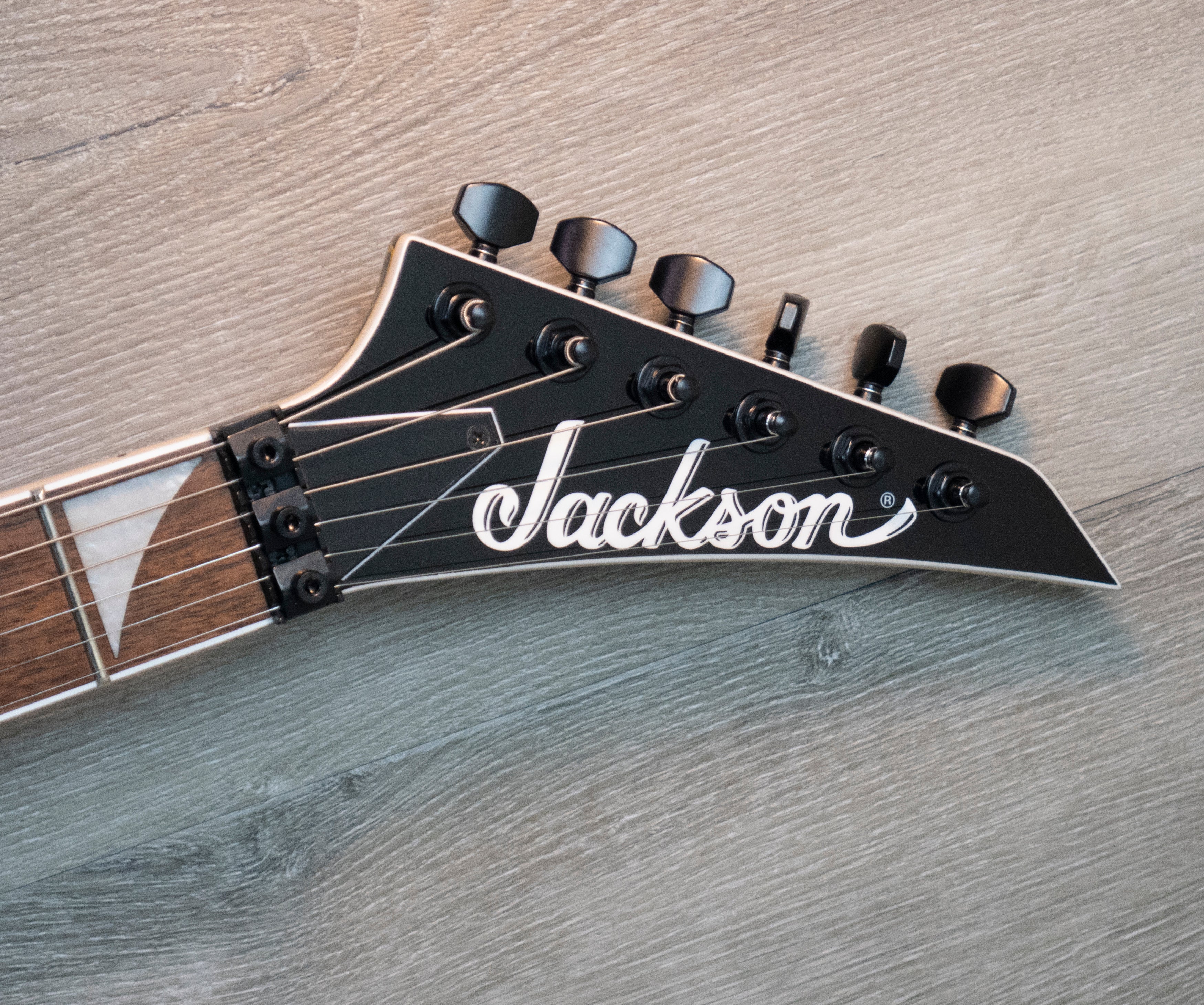 Jackson Strap with Sharkfin Inlay Pattern Black White ギターストラップ 【使い勝手の良い】 -  ギター、ベース用パーツ、アクセサリー